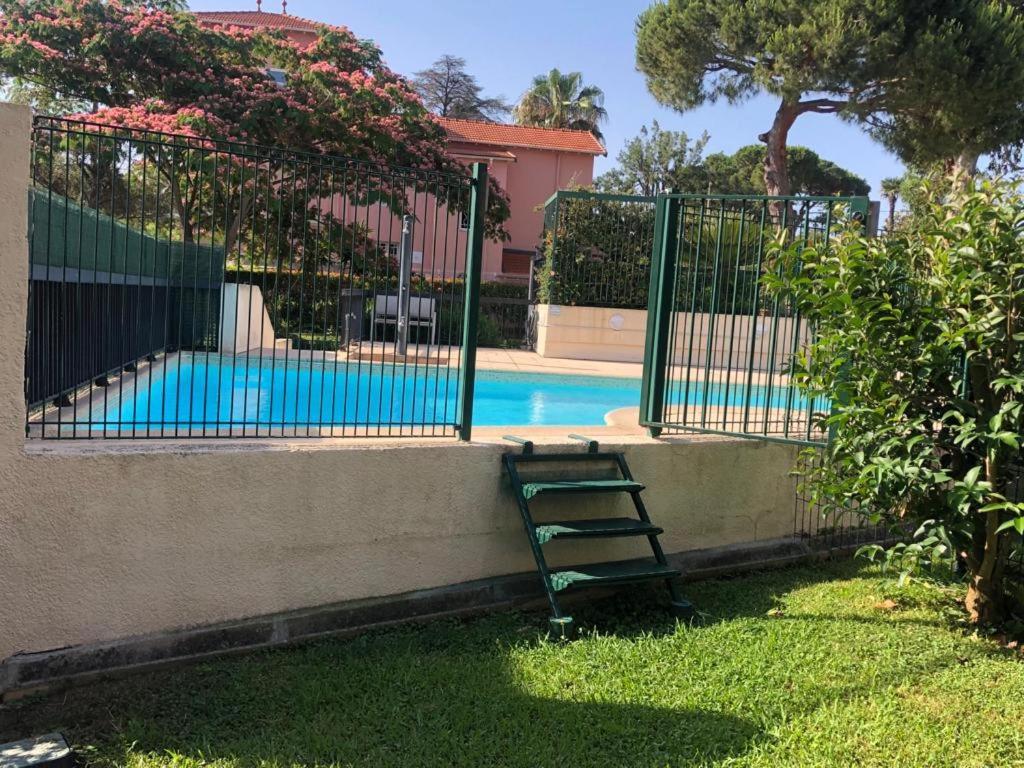 Exclusive 80 Sqm With Private Garden And Terrace On The Cap D Antibes, 300 Mt From Sandy De La Salis Appartement *